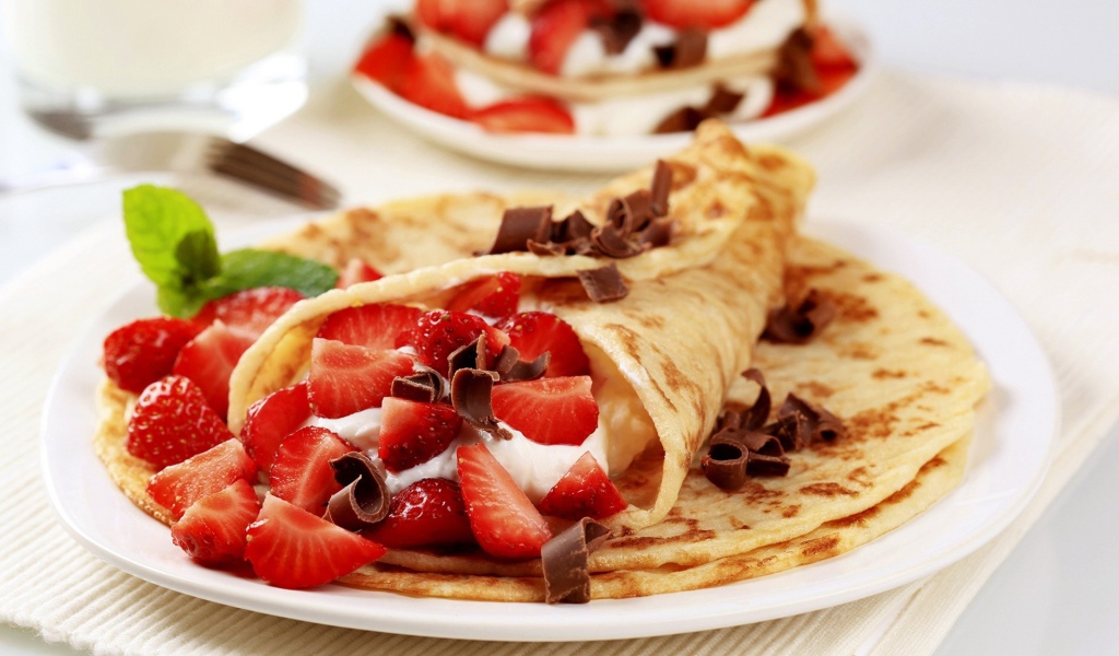 Аппетитные блины с клубникой на Масленицу 2017 