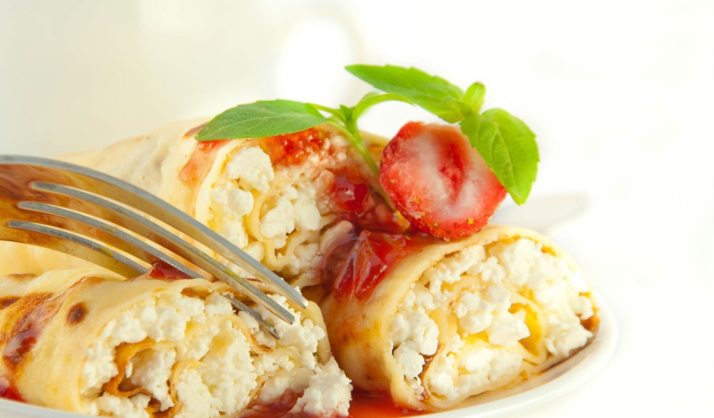 Ароматные блинчики с творогом и клубникой 