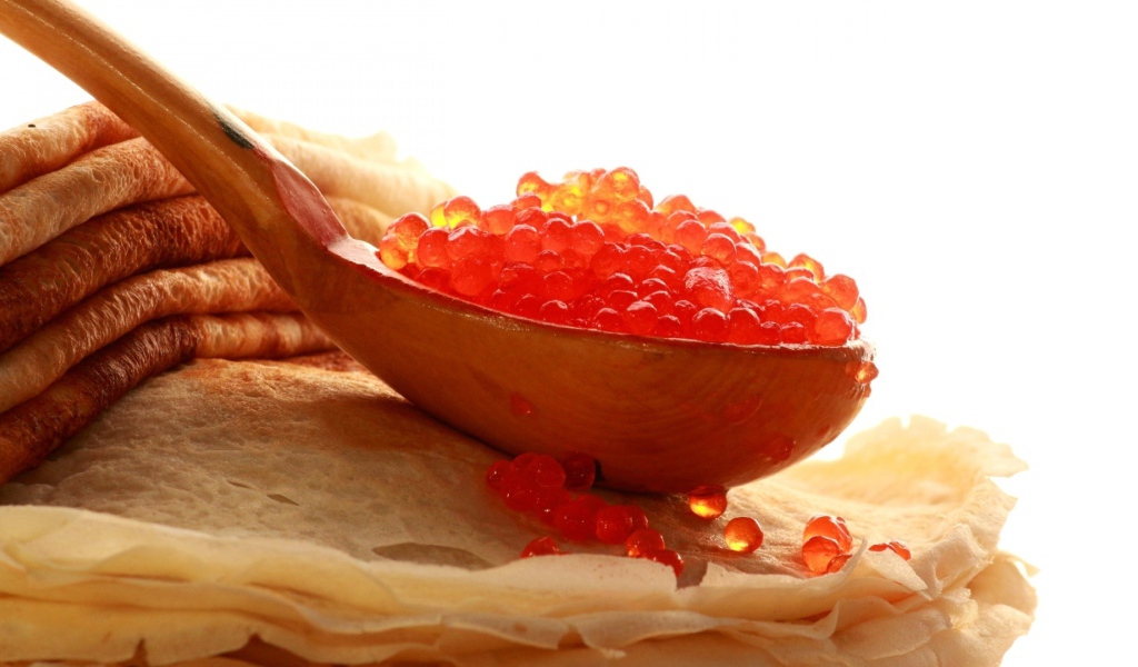 Блинчики и ложка красной икры на Масленицу 2017 