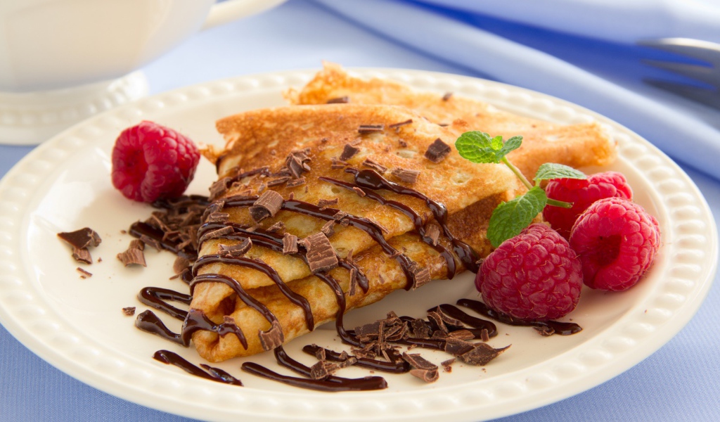 Блины с тертым шоколадом и малиной 