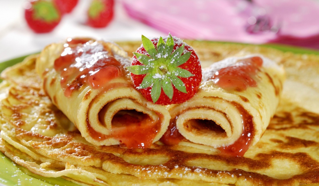 Блины с джемом и клубникой на Масленицу 