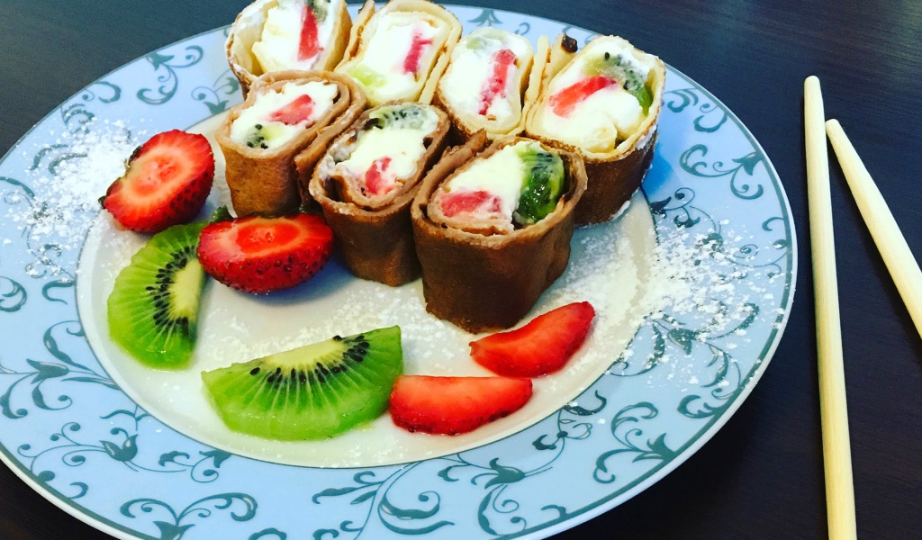 Роллы из блинов с ягодами на Масленицу 