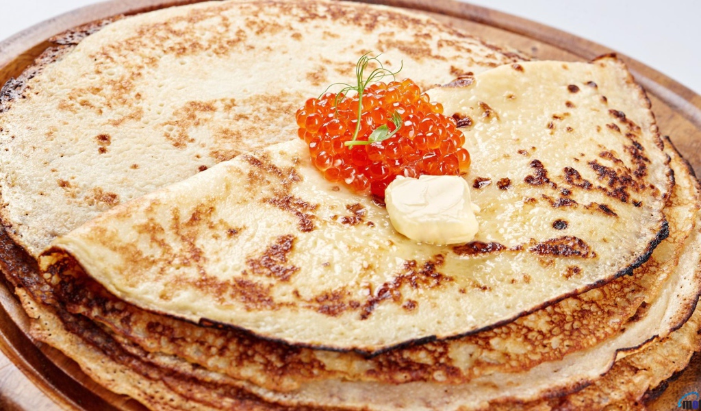 Румяные блины с красной икрой на Масленицу 2017 