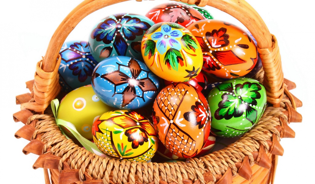 Корзина расписных пасхальных яиц 