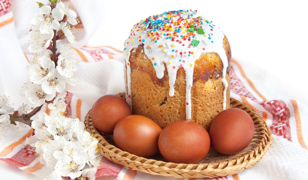 Пасхальный кулич и яйца на праздничном столе 