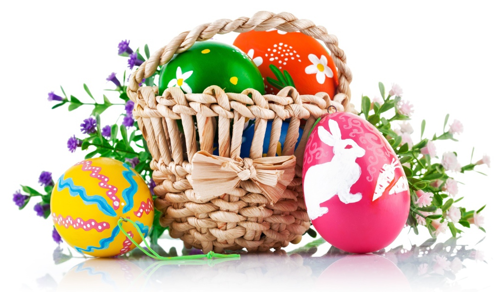Пасхальные яйца с рисунком в корзине,  на белом фоне 