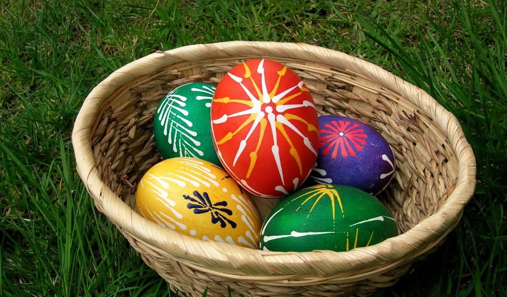 Пасхальные яйца с красивыми узорами в корзине 