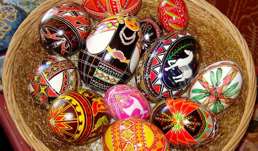 Праздничные узоры на пасхальных яйцах 
