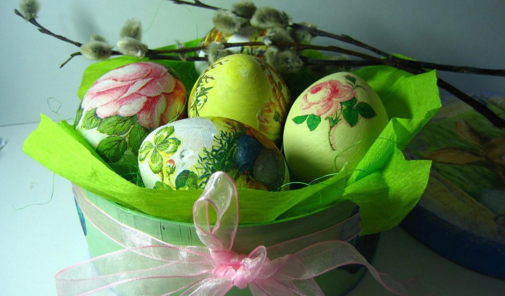 Расписанные пасхальные яйца в праздничной коробке 
