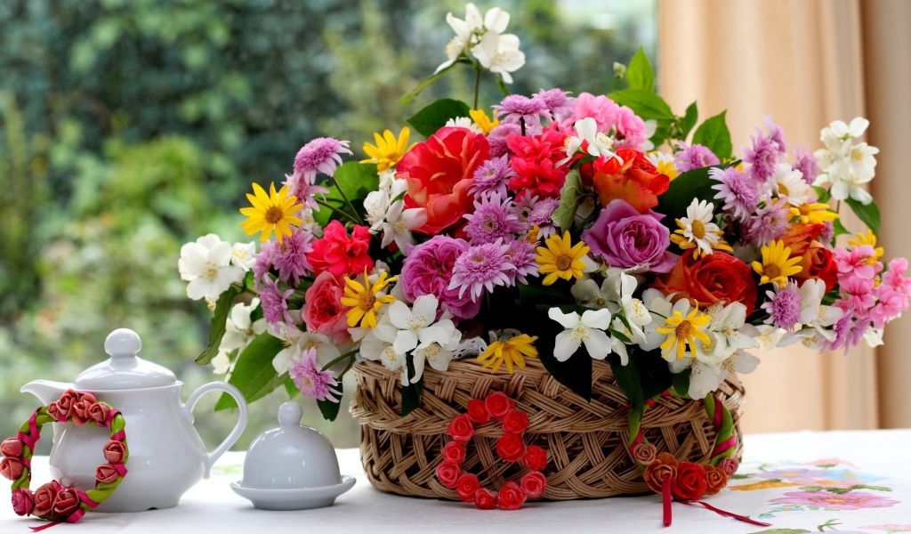 Корзина цветов подарок на 8 Марта