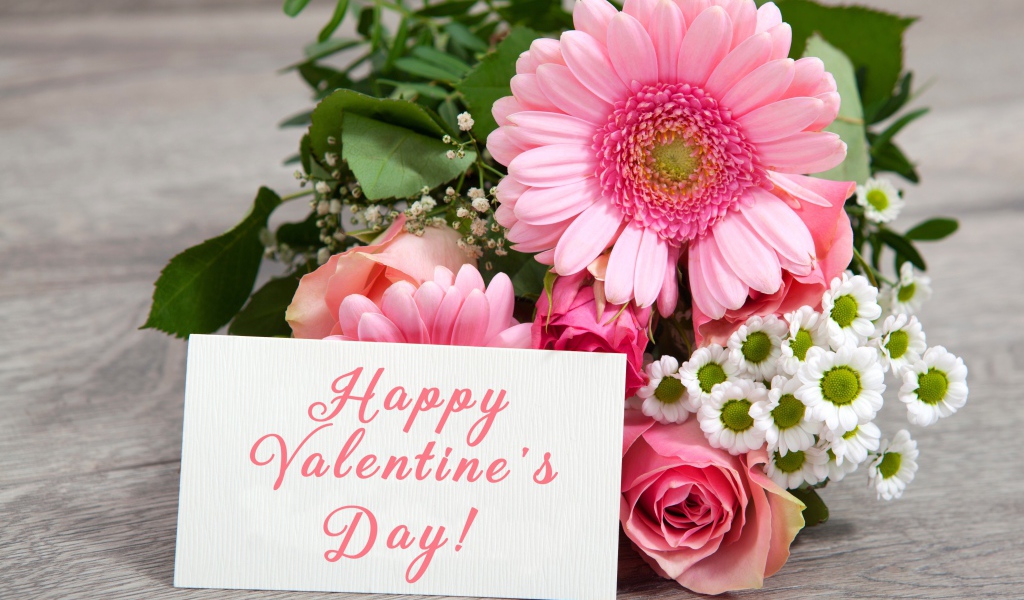 Букет розовых гербер с розами и ромашками с открыткой на День Святого Валентина