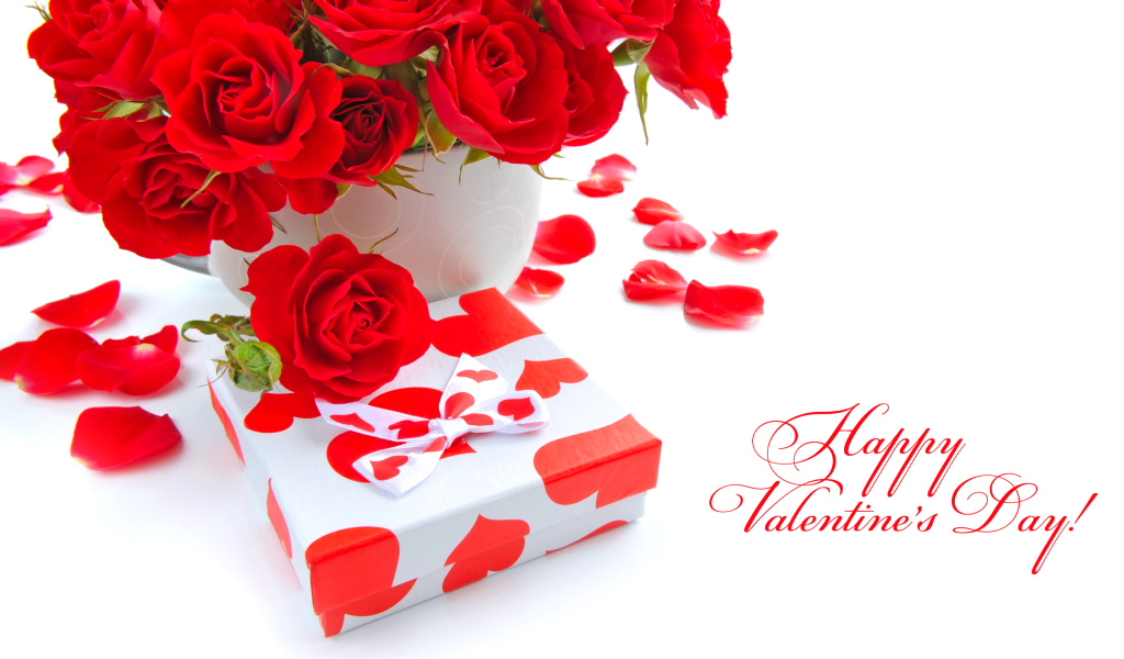Букет красных роз с подарком на белом фоне на День Святого Валентина