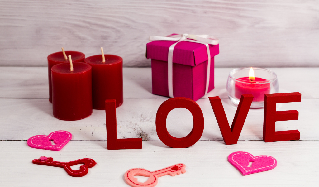 Подарок, красные свечи и надпись Любовь на День Святого Валентина, 14 февраля