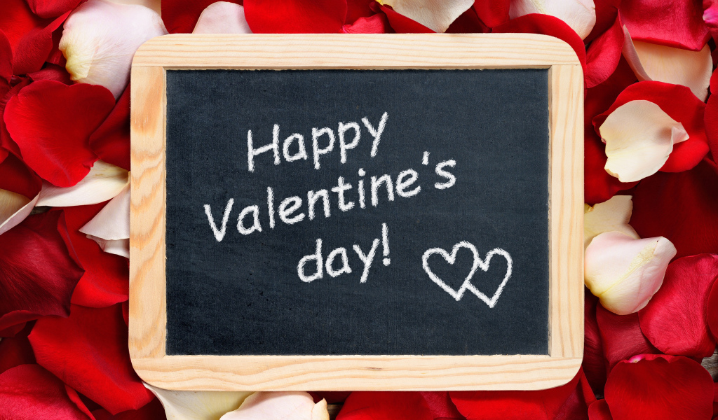 Табличка с надписью С днем Святого Валентина на фоне лепестков роз
