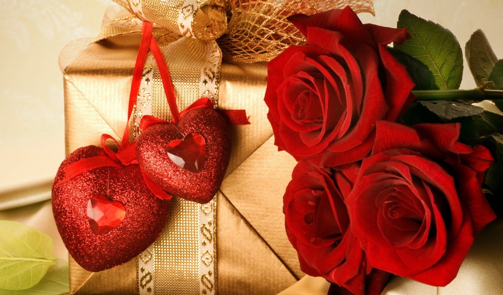 Красные розы и подарок ко Дню Святого Валентина 