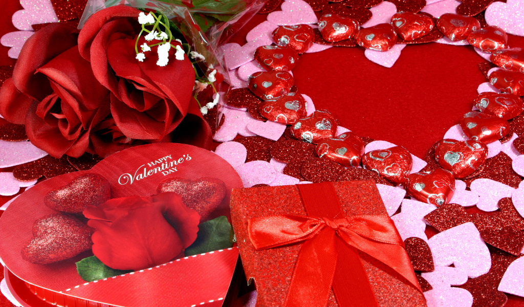 Красные розы и подарки на День Святого Валентина