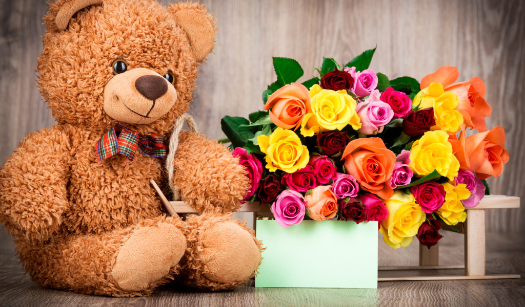 Плюшевый мишка и букет роз на День Влюбленных 14 февраля 