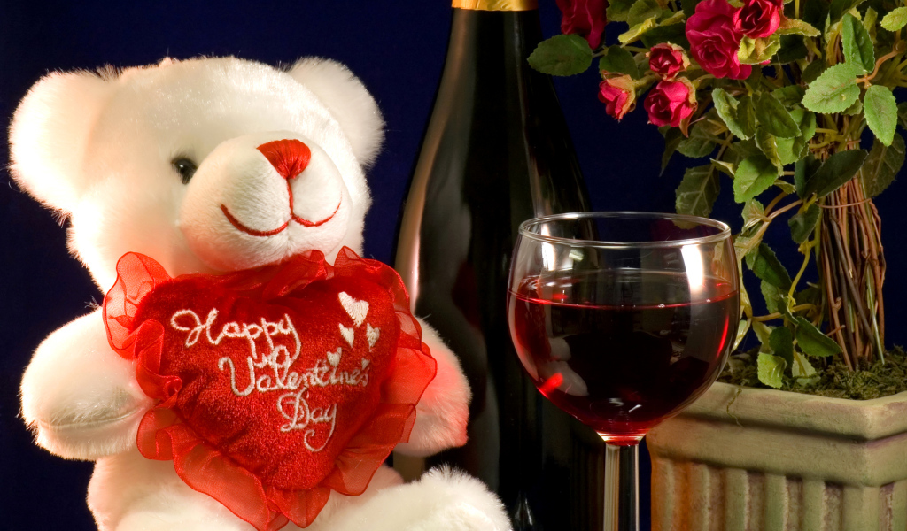 Плюшевый мишка и красное вино на День Святого Валентина, 14 февраля