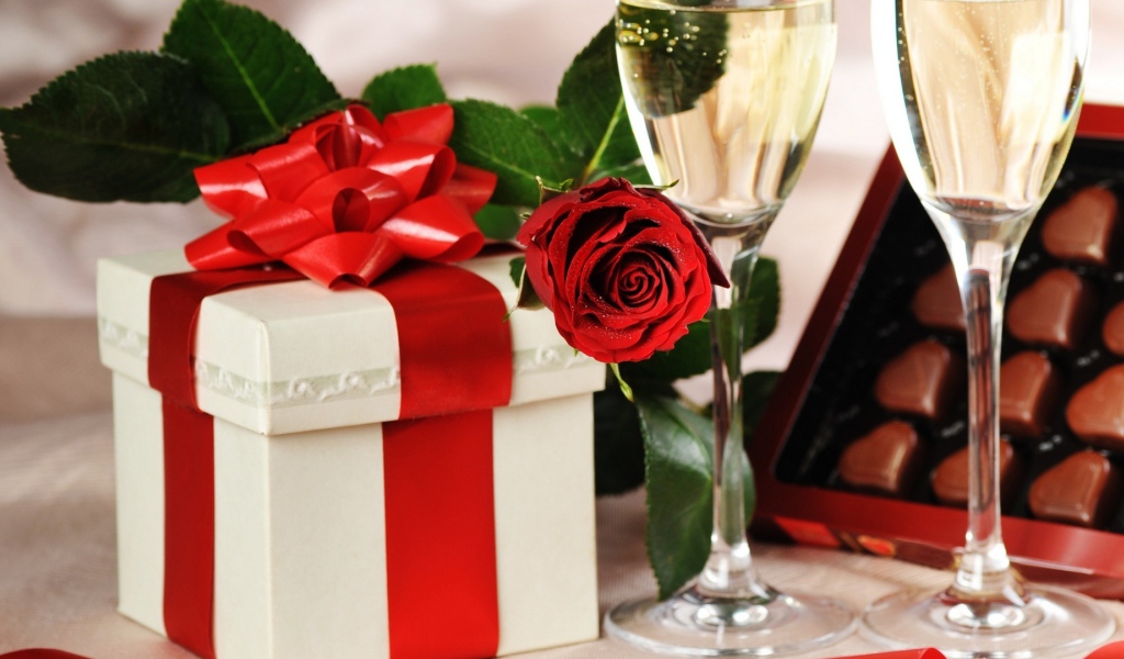 Два бокала и подарок но Дню Влюбленных 14 февраля 