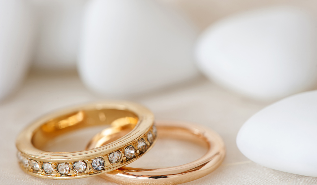 Два красивых  обручальных кольца