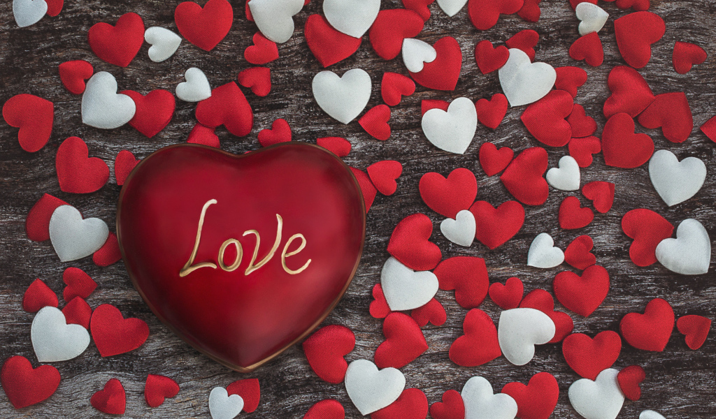Большое красное сердце с надписью Любовь среди маленьких сердечек