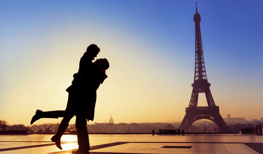 Влюбленная пара в Париже 