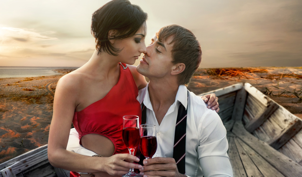 Влюбленная пара сидит в деревянной лодке с бокалами вина