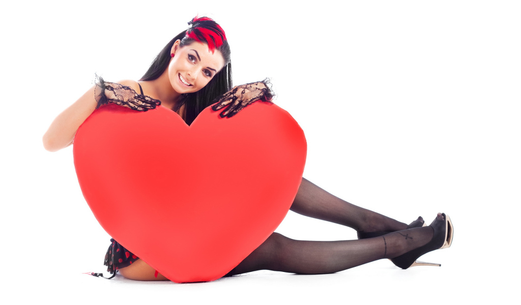 Красивая девушка с большим красным сердцем 