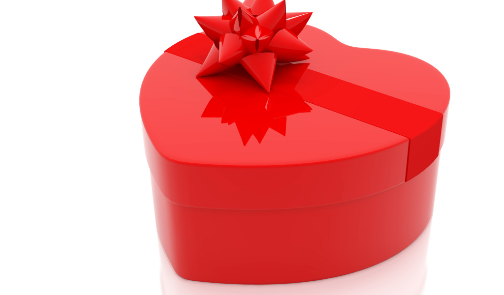 Большая красная коробка в форме сердца на белом фоне