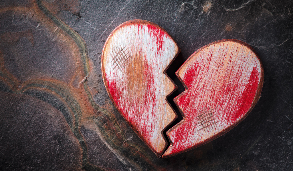 Разбитое деревянное красное сердце на столе