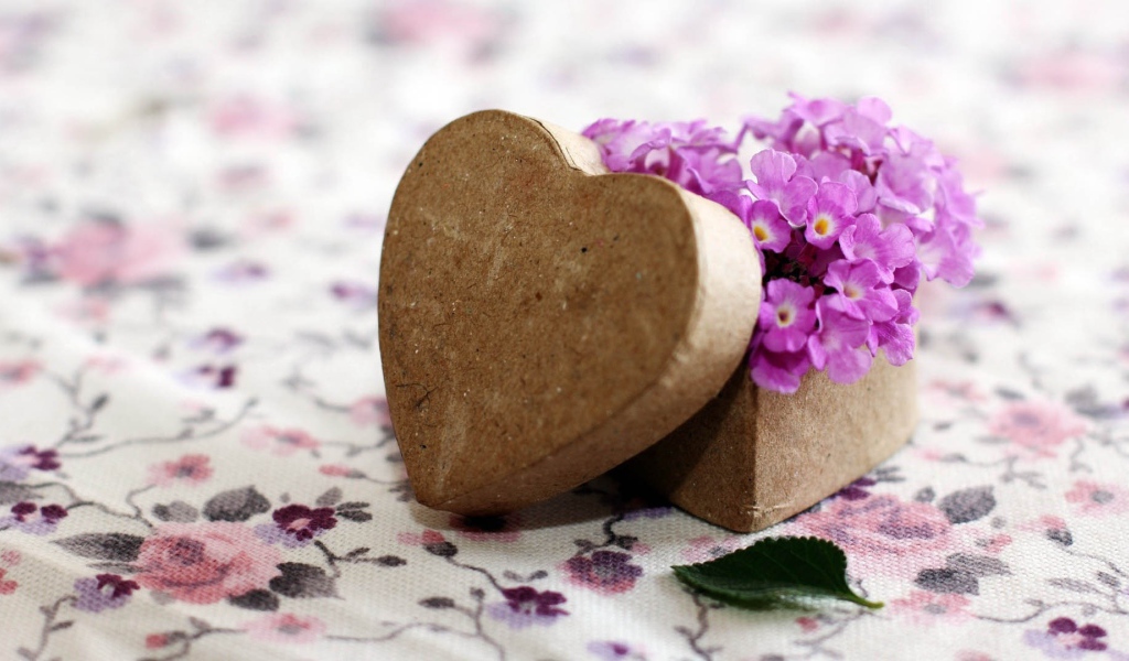 Коробочка в форме сердца с фиолетовыми цветами 