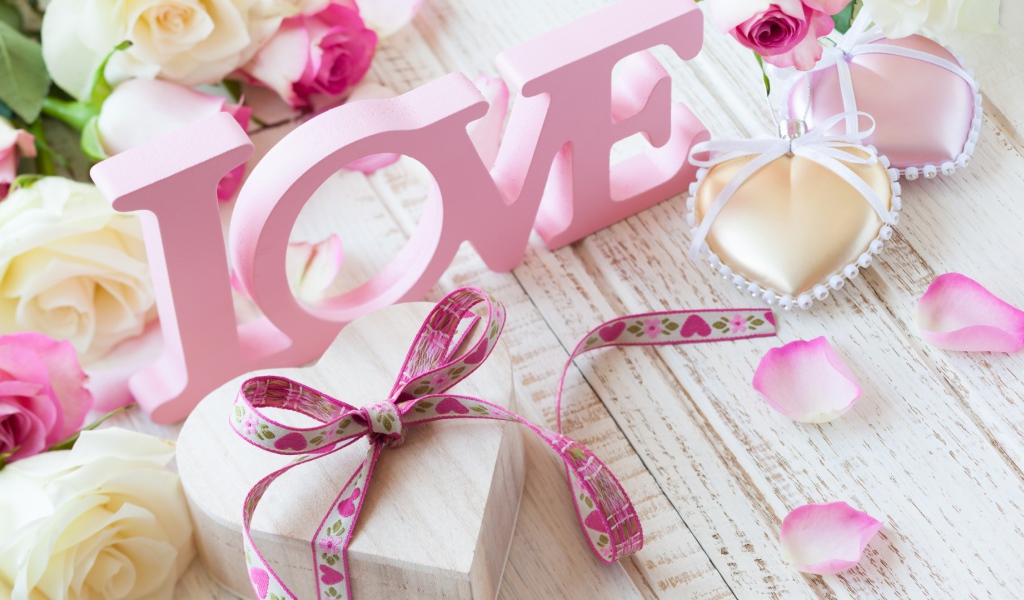 Нежный букет роз и розовая надпись Любовь 