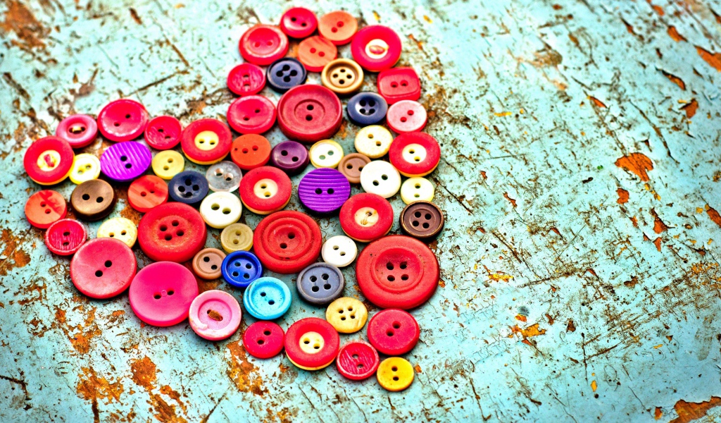 Сердце из разноцветных пуговиц