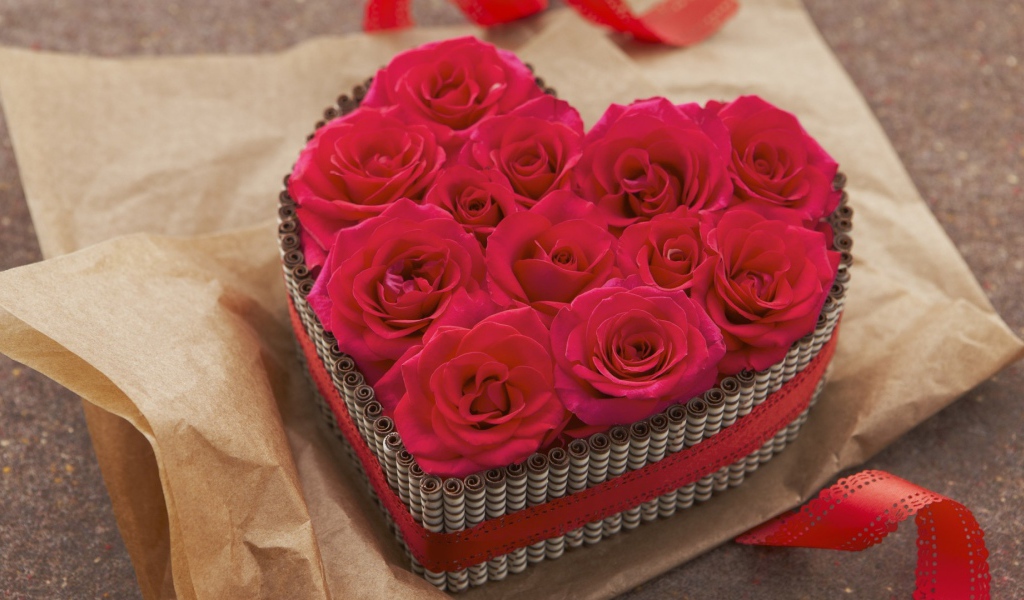 Большая коробка в форме сердца с красными розами внутри