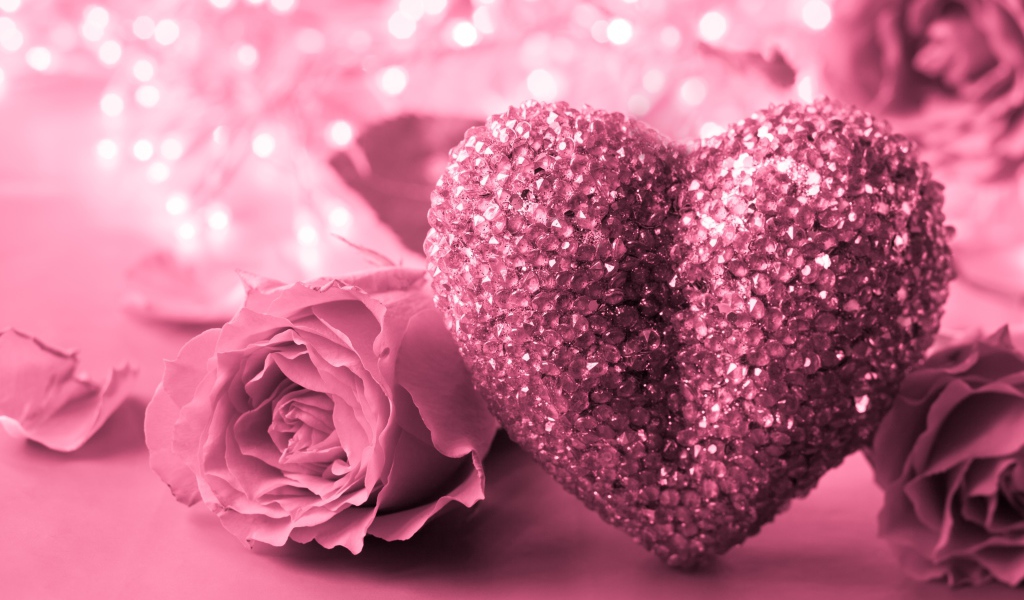 Большое розовое сердце с кристаллами и розовыми розами