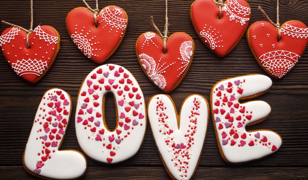 Надпись любовь и сердечки из имбирного печенья