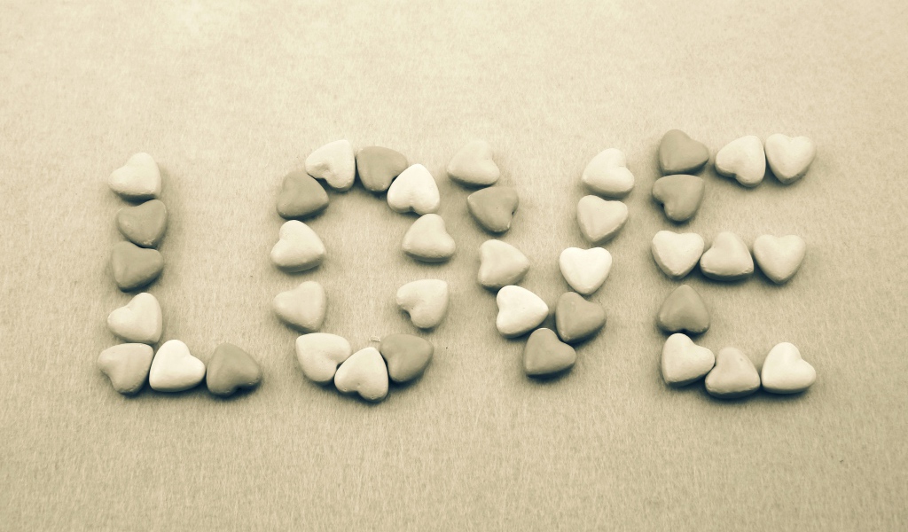 Надпись Любовь из камней в форме сердца