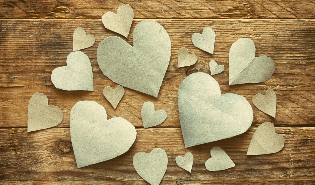 Бумажные сердечки на деревянном столе