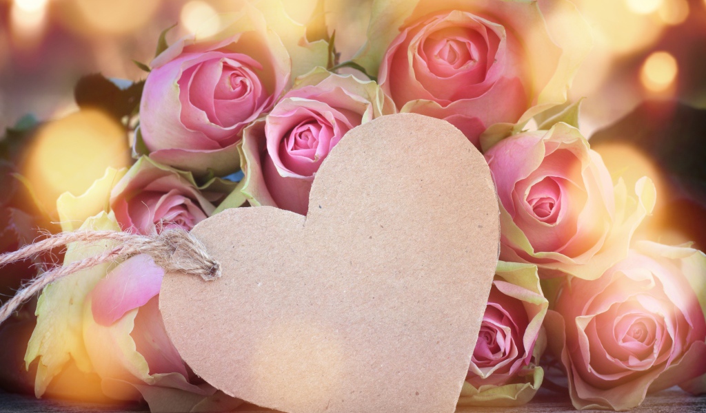 Бумажное розовое сердце с букетом розовых роз