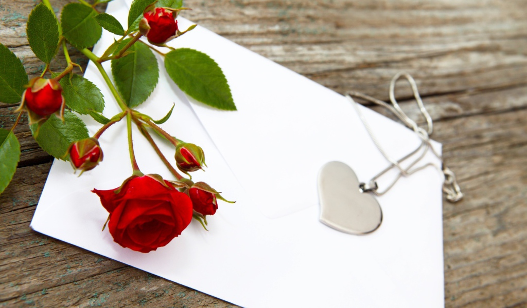 Кулон в форме сердца и красная роза 