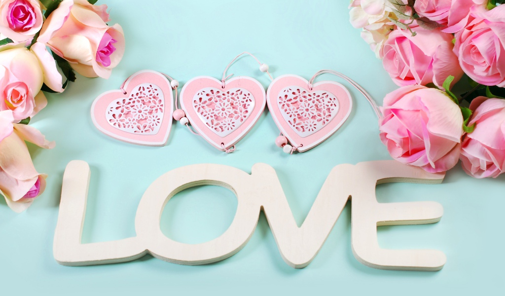 Розовые розы, сердечки и белая надпись Любовь на английском