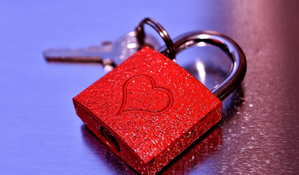 Красный замок для влюбленных с изображением сердца