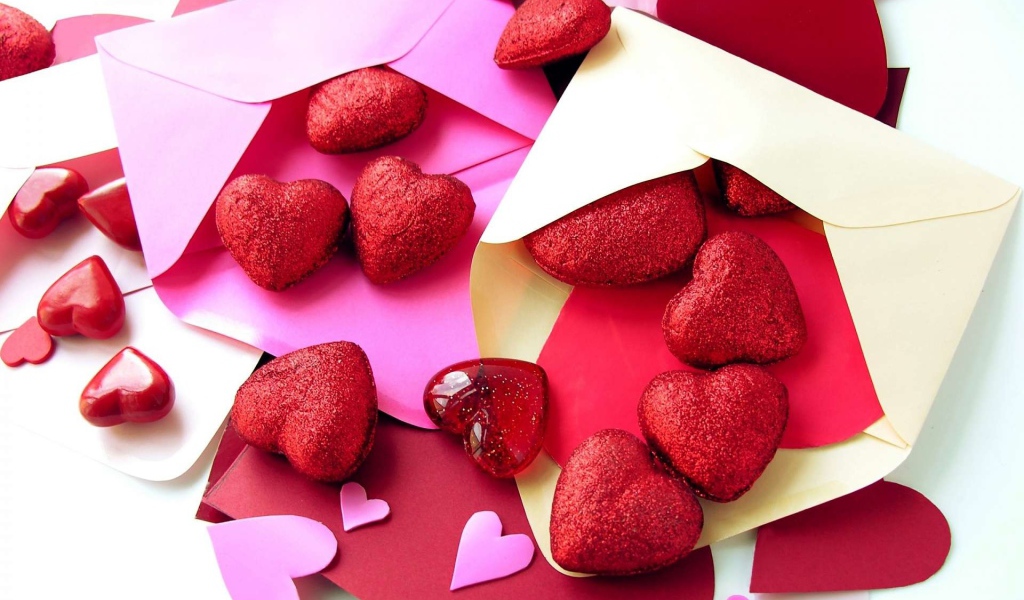 Красные сердечки в разноцветных конвертах 