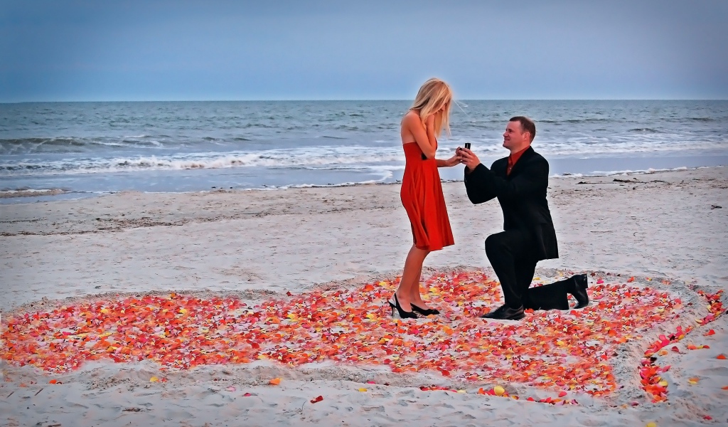 Романтическое предложение руки и сердца на берегу моря