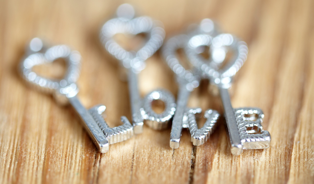 Серебряные ключи с надписью LOVE