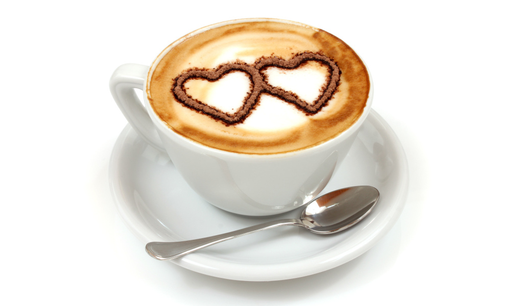 Два сердца на пене в белой чашке 