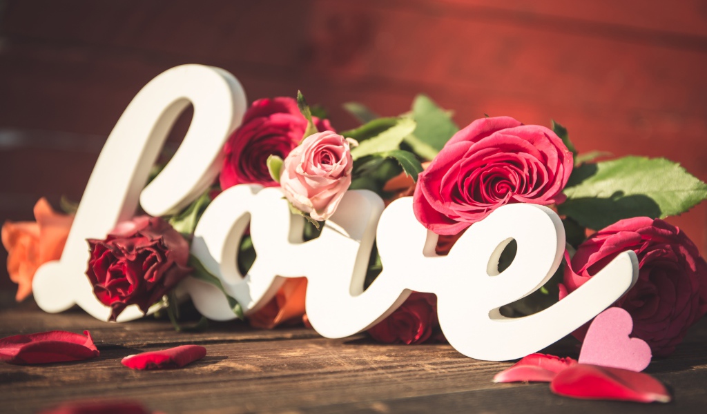 Белая надпись любовь с букетом роз