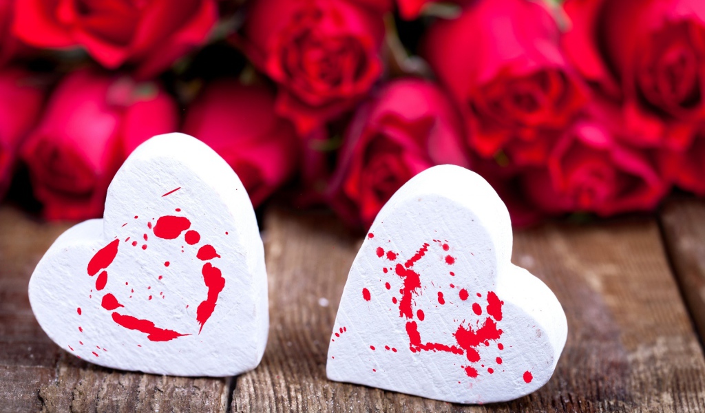 Белые зефирные сердца и красные розы  