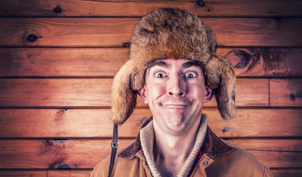 Мужчина со смешным взглядом в шапке ушанке