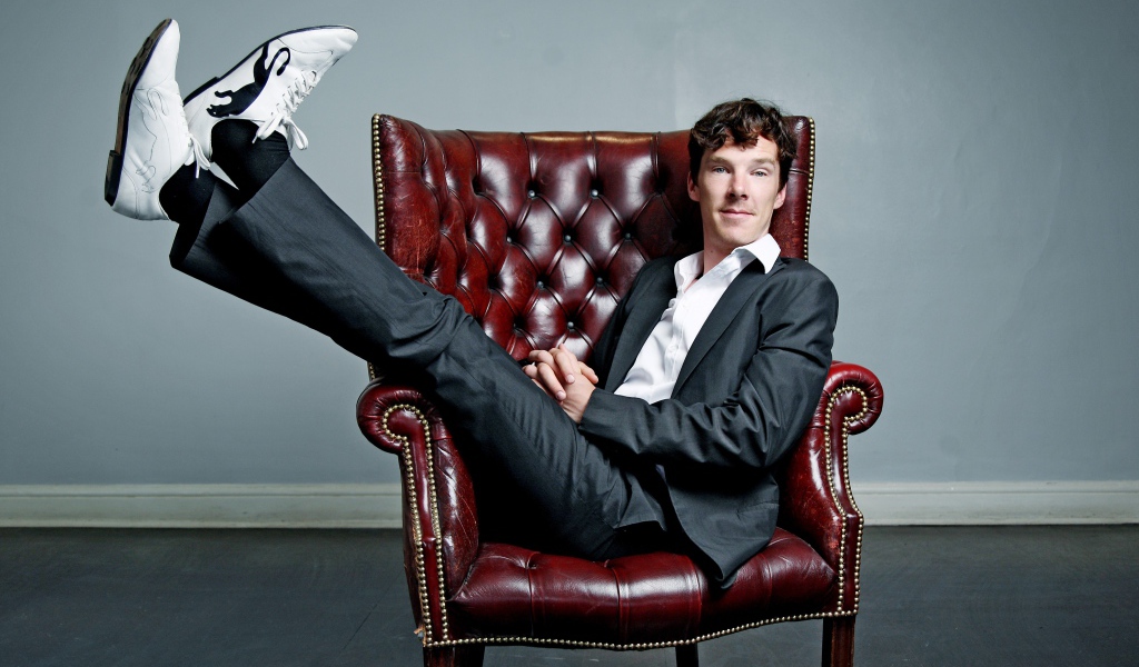 Актер Бенедикт Камбербэтч сидит в кожаном кресле